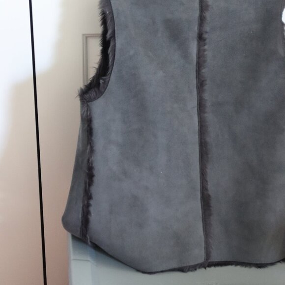 Loft Open Front Faux Leather/Fur Vest Size Medium Grey Outer with Black Faux Fur - Picture 10 of 13